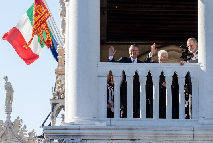 Il Presidente Sergio Mattarella con S.M. Felipe VI, Re di Spagna e Antonio José Seguro, Presidente della Repubblica Portoghese, a Venezia, si affacciano da Palazzo Ducale