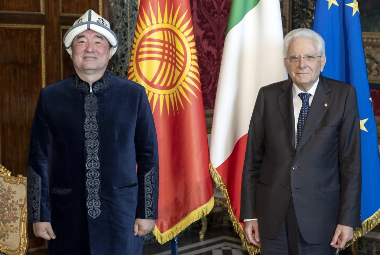 Il Presidente Sergio Mattarella con S.E. il Signor Ermek Omuraliev, nuovo Ambasciatore della Repubblica del Kirghizistan, in occasione della presentazione delle Lettere credenziali