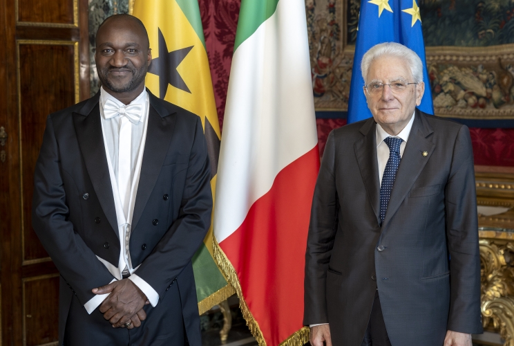 Il Presidente Sergio Mattarella con S.E. il Signor Esterline Gonçalves Género, nuovo Ambasciatore della Repubblica Democratica di São Tomé e Principe, in occasione della presentazione delle Lettere credenziali