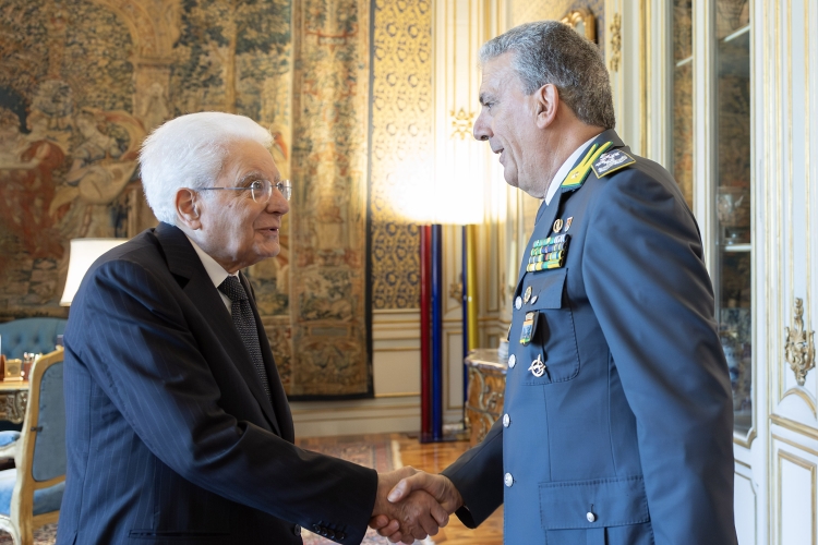 Il Presidente della Repubblica Sergio Mattarella incontra Andrea De Gennaro, Comandante Generale della Guardia di Finanza, in occasione del 252° anniversario della costituzione del Corpo   
