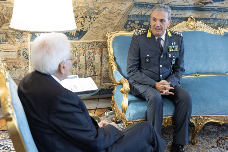Il Presidente della Repubblica Sergio Mattarella incontra Andrea De Gennaro, Comandante Generale della Guardia di Finanza, in occasione del 252° anniversario della costituzione del Corpo   

