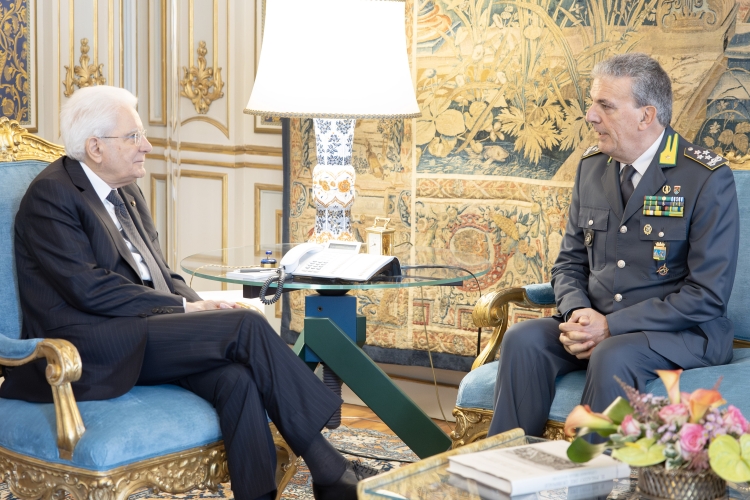 Il Presidente della Repubblica Sergio Mattarella incontra Andrea De Gennaro, Comandante Generale della Guardia di Finanza, in occasione del 252° anniversario della costituzione del Corpo   

