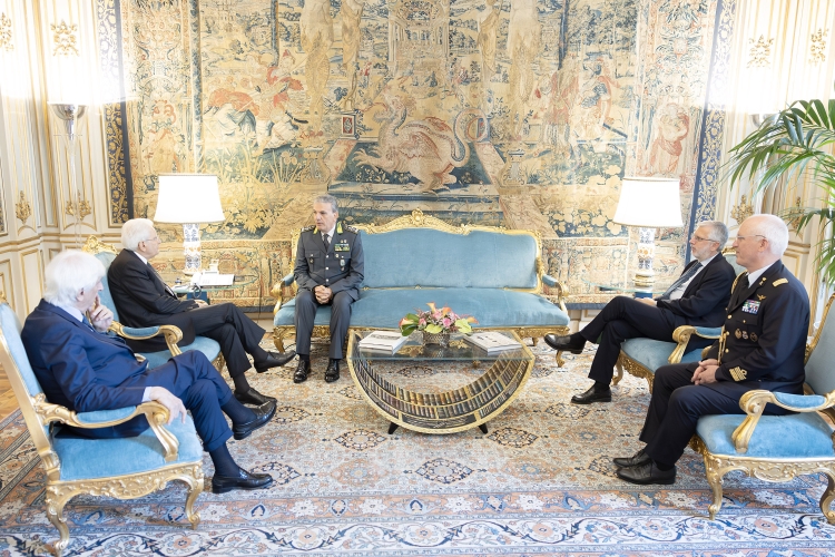 Il Presidente della Repubblica Sergio Mattarella incontra Andrea De Gennaro, Comandante Generale della Guardia di Finanza, in occasione del 252° anniversario della costituzione del Corpo   
