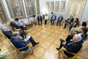 Il Presidente Sergio Mattarella nel corso dell'incontro con Roberto Ginex, Presidente dell'INPGI - Istituto nazionale di previdenza dei giornalisti italiani unitamente ad una delegazione