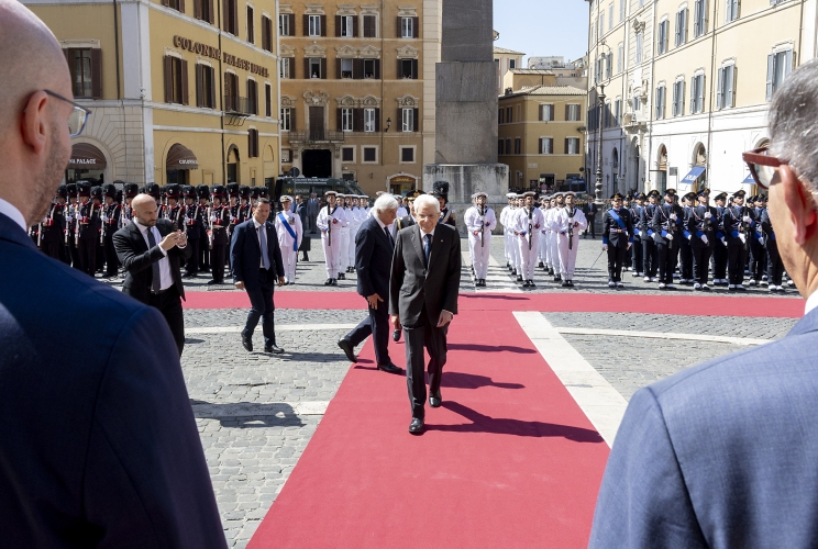 Il Presidente Sergio Mattarella accolto dal Presidente del Senato Ignazio La Russa e dal Presidente della Camera dei Deputati Lorenzo Fontana, in occasione dell'intervento alla seduta solenne di Camera e Senato per gli 80 anni dell’apertura dei lavori dell’Assemblea Costituente