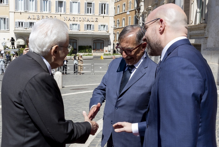 Il Presidente Sergio Mattarella accolto dal Presidente del Senato Ignazio La Russa e dal Presidente della Camera dei Deputati Lorenzo Fontana, in occasione dell'intervento alla seduta solenne di Camera e Senato per gli 80 anni dell’apertura dei lavori dell’Assemblea Costituente