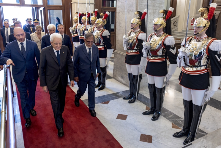 Il Presidente Sergio Mattarella con il Presidente del Senato Ignazio La Russa e dal Presidente della Camera dei Deputati Lorenzo Fontana, in occasione dell'intervento alla seduta solenne di Camera e Senato per gli 80 anni dell’apertura dei lavori dell’Assemblea Costituente