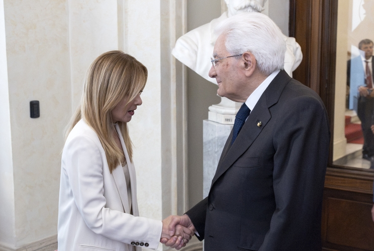 Il Presidente Sergio Mattarella saluta il Presidente del Consiglio Giorgia Meloni, in occasione dell'intervento alla seduta solenne di Camera e Senato per gli 80 anni dell’apertura dei lavori dell’Assemblea Costituente