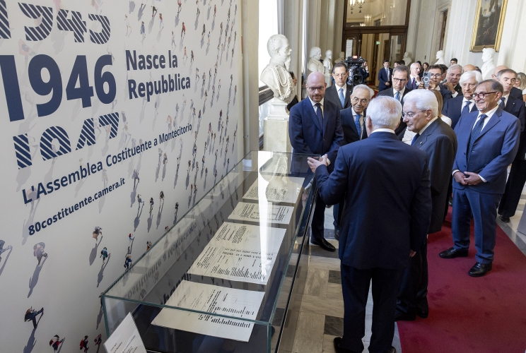 Il Presidente Sergio Mattarella visita la mostra  “1946 Nasce la Repubblica”, illustrata dal Dott. Paolo Massa e dalla Dott.ssa Valeria Gigliello