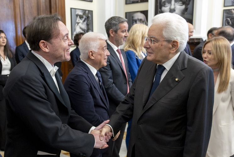 Il Presidente Sergio Mattarella saluta il Maestro Michele Mariotti, Direttore Musicale del Teatro dell'Opera di Roma