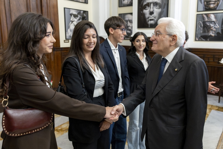 Il Presidente Sergio Mattarella con i ragazzi i rappresentanti delle 6 classi che hanno preso parte al concorso illustrazione a fumetti 
