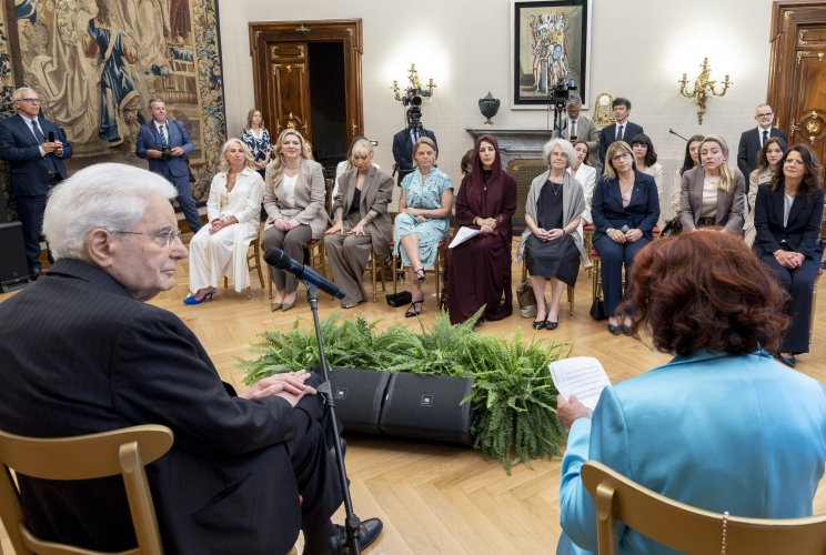 Il Presidente Sergio Mattarella con a fianco Lella Golfo, nel corso dell'incontro con le vincitrici della XXVIII Edizione del Premio Marisa Bellisario