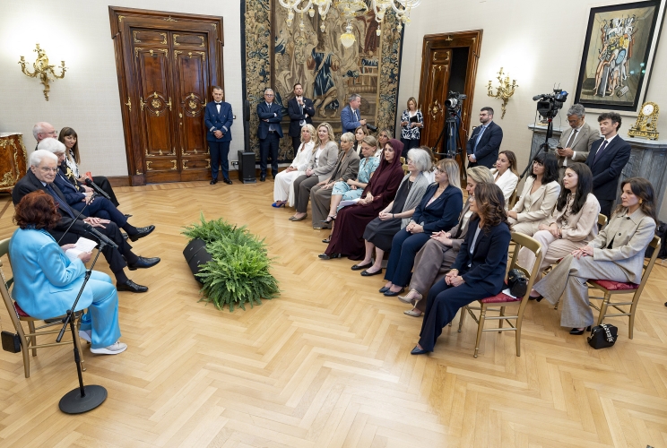 Il Presidente Sergio Mattarella nel corso dell'incontro con le vincitrici della XXVIII Edizione del Premio Marisa Bellisario