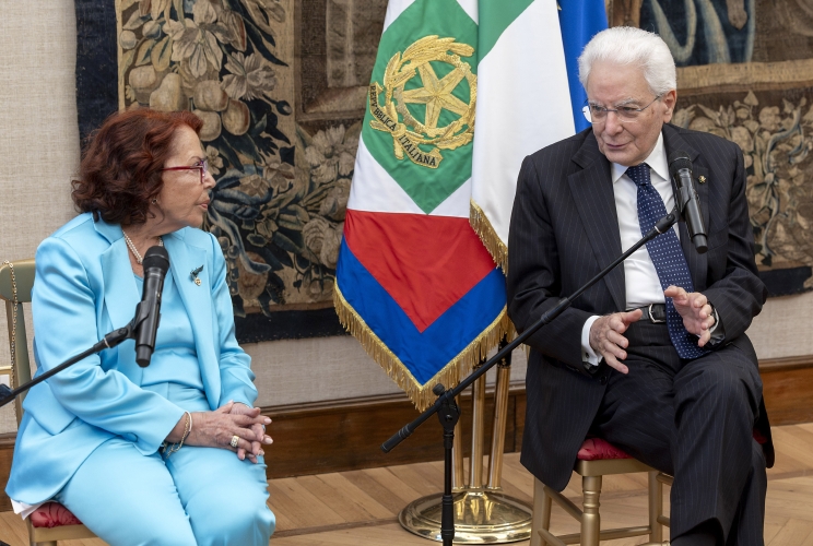 Il Presidente Sergio Mattarella con a fianco Lella Golfo, nel corso dell'incontro con le vincitrici della XXVIII Edizione del Premio Marisa Bellisario