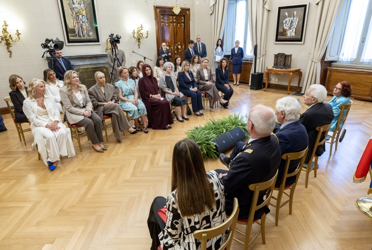 Il Presidente Sergio Mattarella nel corso dell'incontro con le vincitrici della XXVIII Edizione del Premio Marisa Bellisario