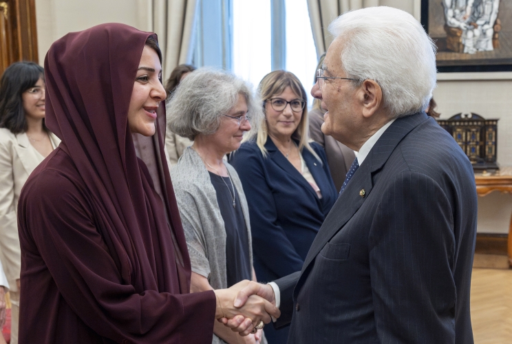 Il Presidente Sergio Mattarella saluta Reem Al Hashimy, Ministro di Stato per la Cooperazione Internazionale degli Emirati Arabi Uniti, vincitrice della XXVIII Edizione del Premio Marisa Bellisario