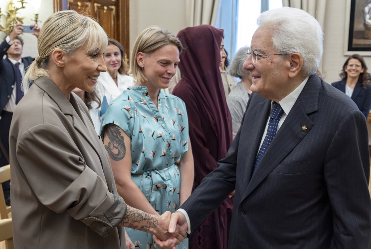 Il Presidente Sergio Mattarella saluta Malika Ayane e Arianna Fontana, vincitrici della XXVIII Edizione del Premio Marisa Bellisario