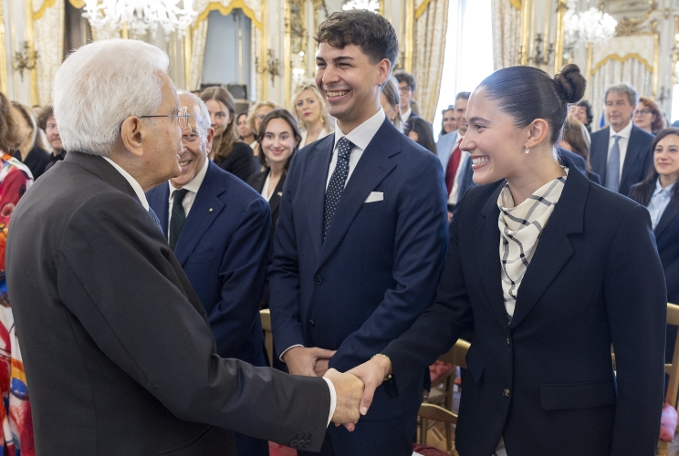 Il Presidente Sergio Mattarella con Tyler Burden, studente della Duke University e  Arturo Caputo, studente dell’Università di Bologna , relatori in occasione dell'ncontro con il Direttivo della Commissione “Fulbright" - Commissione per gli Scambi Culturali tra Italia e Stati Uniti