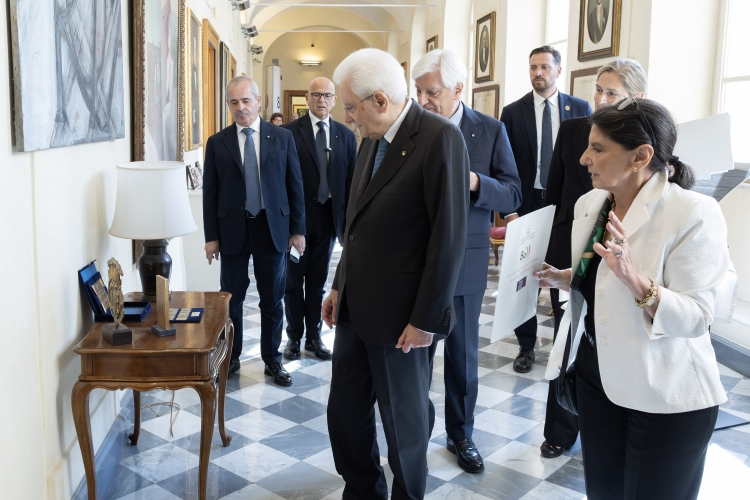 Il Presidente Sergio Mattarella con Marina Giannetto, Sovrintendente dell’Archivio Storico della Presidenza della Repubblica, in occasione della cerimonia del trentesimo anniversario dell’inaugurazione dell’Archivio Storico


