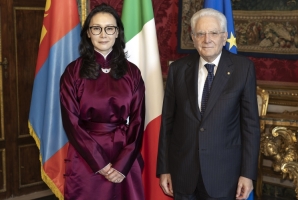 Il Presidente Sergio Mattarella con S.E. Signora Dansran Bulgan, nuovo Ambasciatore della Mongolia, in occasione della presentazione delle Lettere credenziali