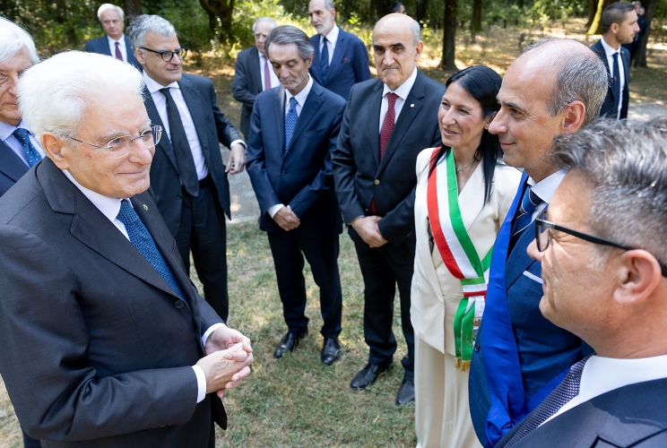 Il Presidente Sergio Mattarella al Parco “Bosco delle Querce” di Seveso e Meda accolto da Attilio Fontana, Presidente della Regione Lombardia, Enrico Roccatagliata, Prefetto di Monza e della Brianza, Alessia Borroni, Sindaco di Seveso e Presidente del Parco “Bosco delle Querce” di Seveso e Meda, Luca Santambrogio, Presidente della Provincia di Monza
e della Brianza e Sindaco di Meda e Fabio Losio, Presidente dell’Ente Regionale per i Servizi all'Agricoltura e alle Foreste