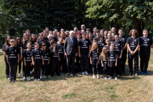 Il Presidente Sergio Mattarella con i ragazzi del laboratorio “Teatro Contatto”  in occasione del 50° anniversario dell’incidente industriale dell’ICMESA 
