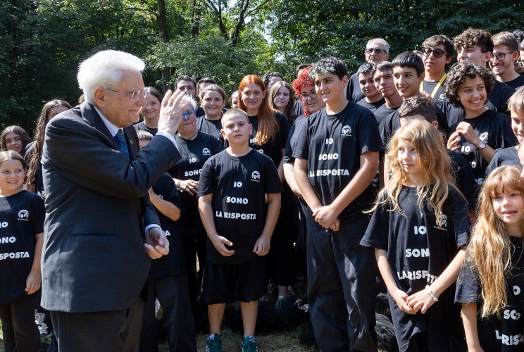 Il Presidente Sergio Mattarella con i ragazzi del laboratorio “Teatro Contatto”  in occasione del 50° anniversario dell’incidente industriale dell’ICMESA (Industrie Chimiche Meda Società Azionaria)