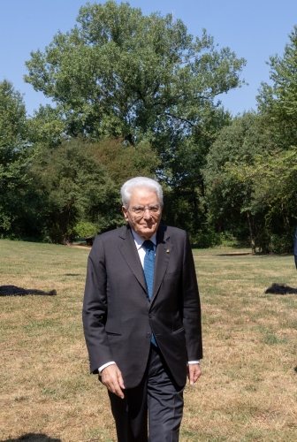 Il Presidente Sergio Mattarella con alle spalle il  “Grande Pioppo” in occasione del 50° anniversario dell’incidente industriale dell’ICMESA (Industrie Chimiche Meda Società Azionaria)