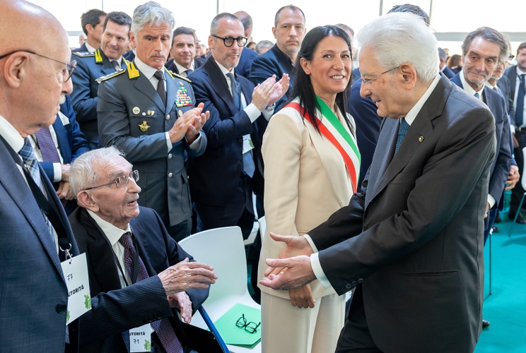 Il Presidente Sergio Mattarella saluta Giuseppe Guzzetti, già Presidente della Regione Lombardia nel 1976, in occasione del 50° anniversario dell’incidente industriale dell’ICMESA (Industrie Chimiche Meda Società Azionaria)