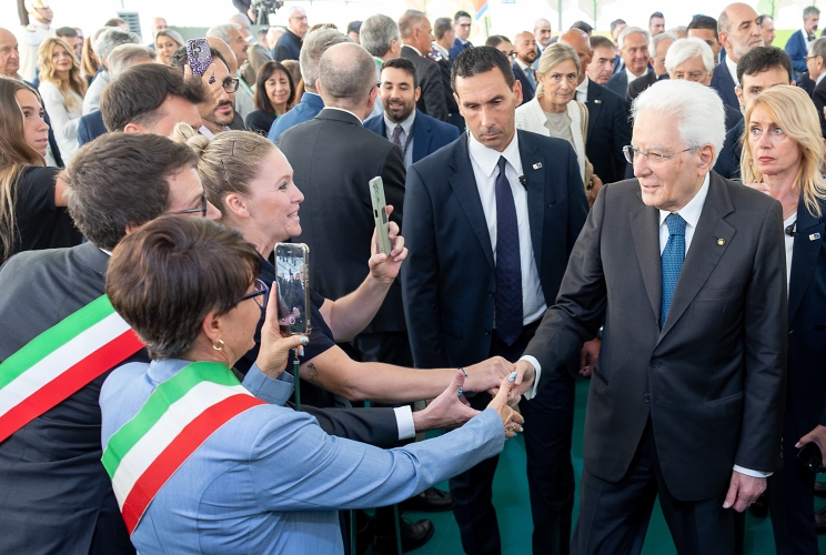 Il Presidente Sergio Mattarella saluta alcuni sindaci, in occasione del 50° anniversario dell’incidente industriale dell’ICMESA (Industrie Chimiche Meda Società Azionaria)