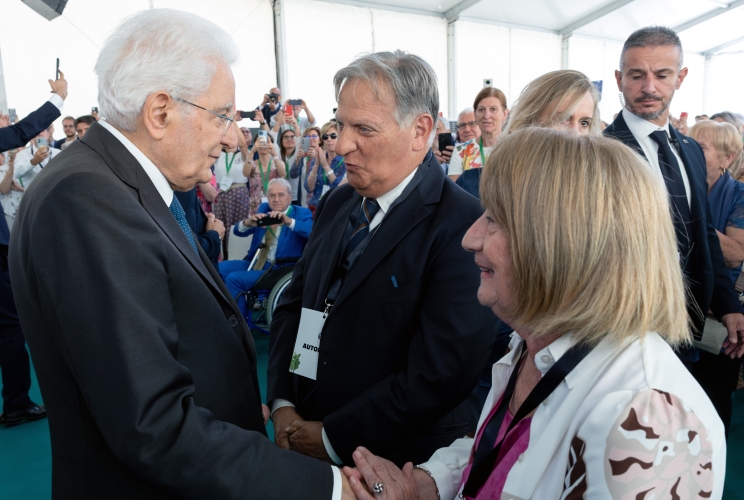 Il Presidente Sergio Mattarella saluta i genitori dell'Amb. Luca Attanasio deceduto in un agguato in Congo,  a margine della cerimonia per  50° anniversario dell’incidente industriale dell’ICMESA (Industrie Chimiche Meda Società Azionaria)