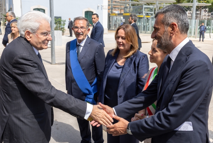 Il Presidente Sergio Mattarella accolto da Antonio Decaro, Presidente della Regione Puglia, Giovanna Bruno, Sindaco di Andria, Flavia Anania, Prefetto di Barletta Andria Trani e da Bernardo Lodispoto, Presidente della Provincia di Barletta, in occasione della cerimonia di commemorazione delle vittime dell’incidente ferroviario di Andria-Corato.