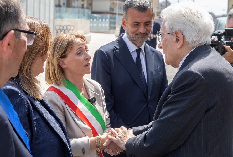 Il Presidente Sergio Mattarella accolto da Antonio Decaro, Presidente della Regione Puglia, Giovanna Bruno, Sindaco di Andria, Flavia Anania, Prefetto di Barletta Andria Trani e da Bernardo Lodispoto, Presidente della Provincia di Barletta, in occasione della cerimonia di commemorazione delle vittime dell’incidente ferroviario di Andria-Corato
