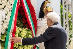 Il Presidente Sergio Mattarella depone una corona di fiori, sulla lapide in memoria delle vittime dell’incidente ferroviario di Andria-Corato