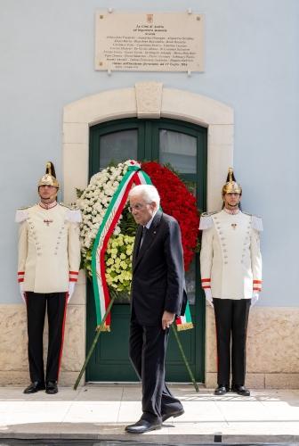 Il Presidente Sergio Mattarella depone una corona di fiori, sulla lapide in memoria delle vittime dell’incidente ferroviario di Andria-Corato