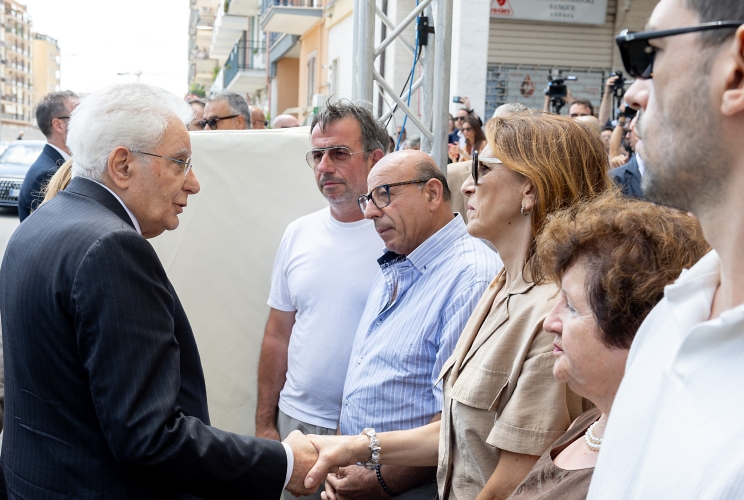Il Presidente Sergio Mattarella con alcuni famigliari delle vittime dell’incidente ferroviario di Andria-Corato