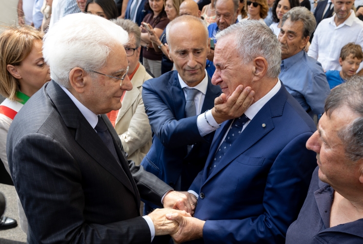 Il Presidente Sergio Mattarella con alcuni famigliari delle vittime dell’incidente ferroviario di Andria-Corato