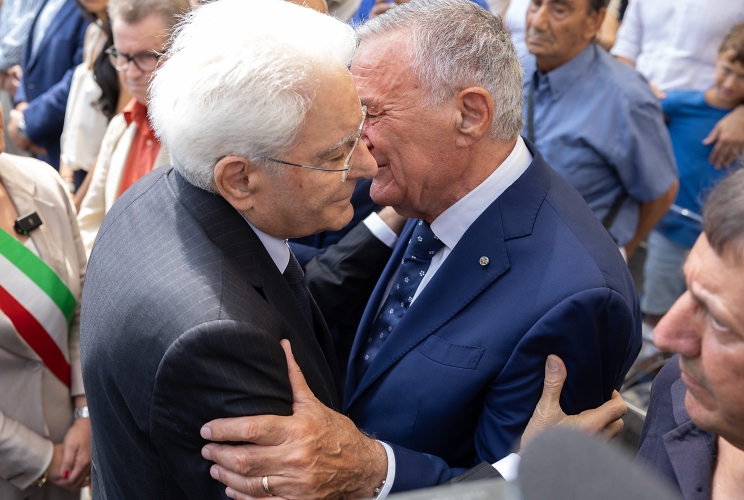 Il Presidente Sergio Mattarella con alcuni famigliari delle vittime dell’incidente ferroviario di Andria - Corato