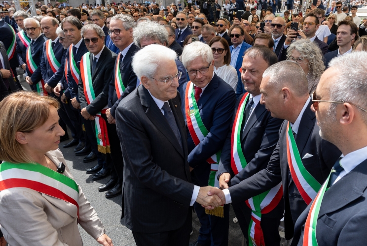 Il Presidente Sergio Mattarella saluta alcuni sindaci della provincia di BAT, poco prima   della cerimonia di commemorazione delle vittime dell’incidente ferroviario di Andria-Corato