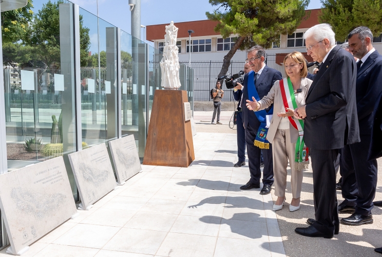 Il Presidente Sergio Mattarella sosta nel piazzale intitolato alle vittime dell’incidente ferroviario dove è installata una statua commemorativa