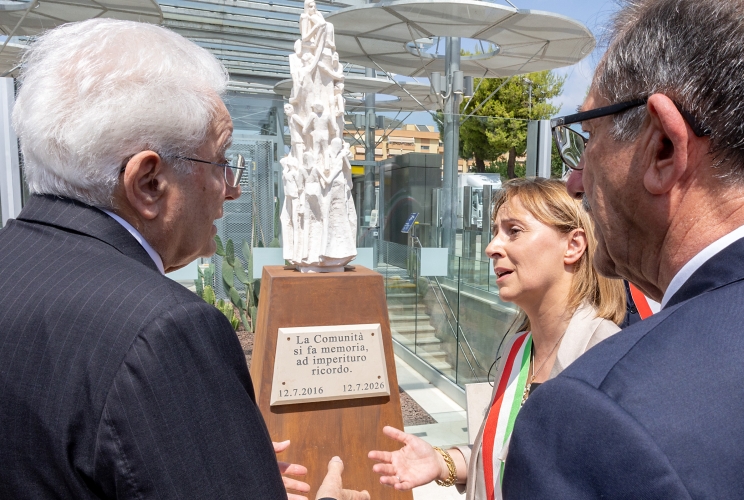 Il Presidente Sergio Mattarella sosta nel piazzale intitolato alle vittime dell’incidente ferroviario dove è installata una statua commemorativa