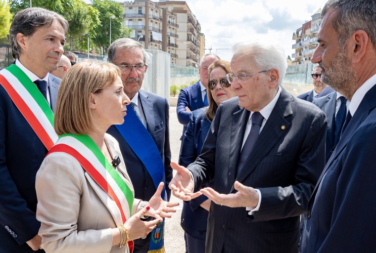 Il Presidente Sergio Mattarella sosta nel piazzale intitolato alle vittime dell’incidente ferroviario dove è installata una statua commemorativa