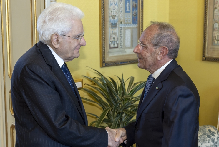 Il Presidente Sergio Mattarella accoglie il Prof. Francesco Schittulli, Presidente della Lega Italiana per la lotta contro i tumori, unitamente ad una delegazione della LILT
