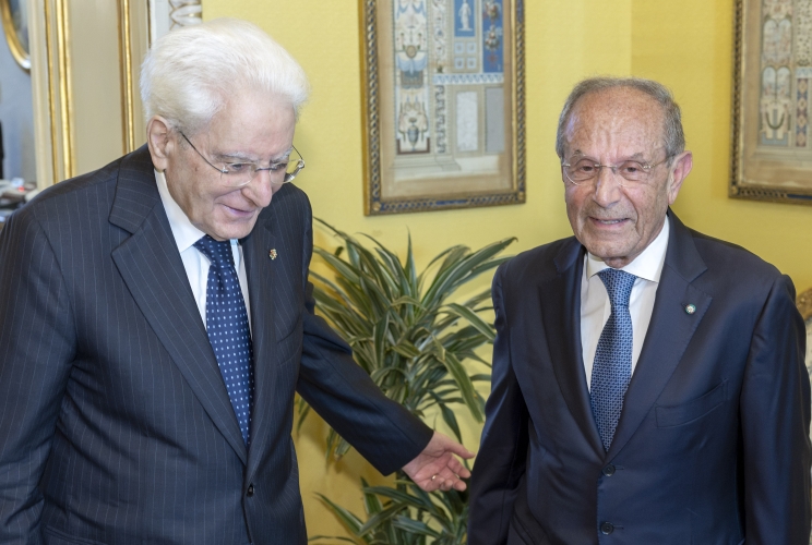 Il Presidente Sergio Mattarella accoglie il Prof. Francesco Schittulli, Presidente della Lega Italiana per la lotta contro i tumori, unitamente ad una delegazione della LILT
