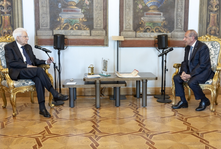 Il Presidente Sergio Mattarella nel corso dell'incontro con il Prof. Francesco Schittulli, Presidente della Lega Italiana per la lotta contro i tumori, unitamente ad una delegazione della LILT