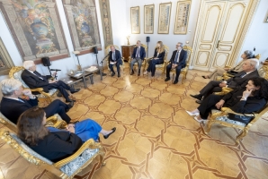 Il Presidente Sergio Mattarella nel corso dell'incontro con il Prof. Francesco Schittulli, Presidente della Lega Italiana per la lotta contro i tumori, unitamente ad una delegazione della LILT