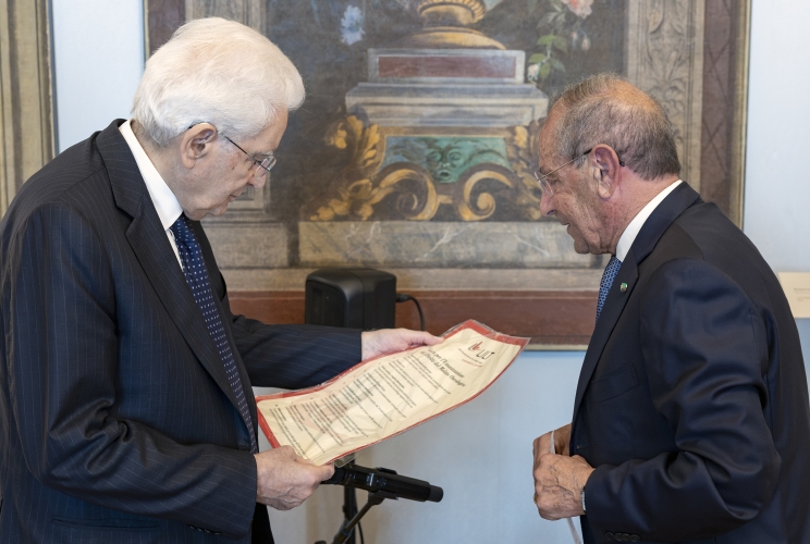 Il Presidente Sergio Mattarella nel corso dell'incontro con il Prof. Francesco Schittulli, Presidente della Lega Italiana per la lotta contro i tumori