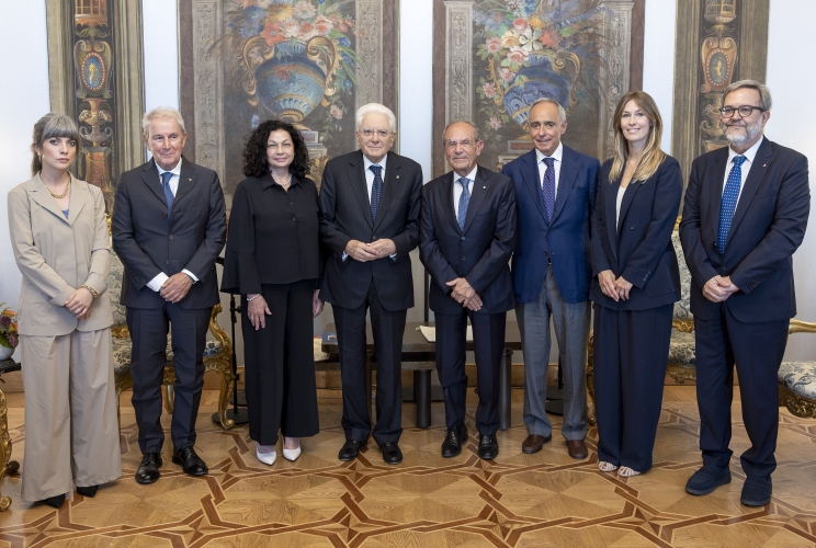 Il Presidente Sergio Mattarella al termine dell'incontro con il Prof. Francesco Schittulli, Presidente della Lega Italiana per la lotta contro i tumori, unitamente ad una delegazione della LILT