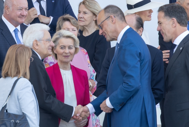 Il Presidente Sergio Mattarella alla parata militare, in occasione della festa nazionale francese, saluta il Cancelliere tedesco Friedrich Merz
