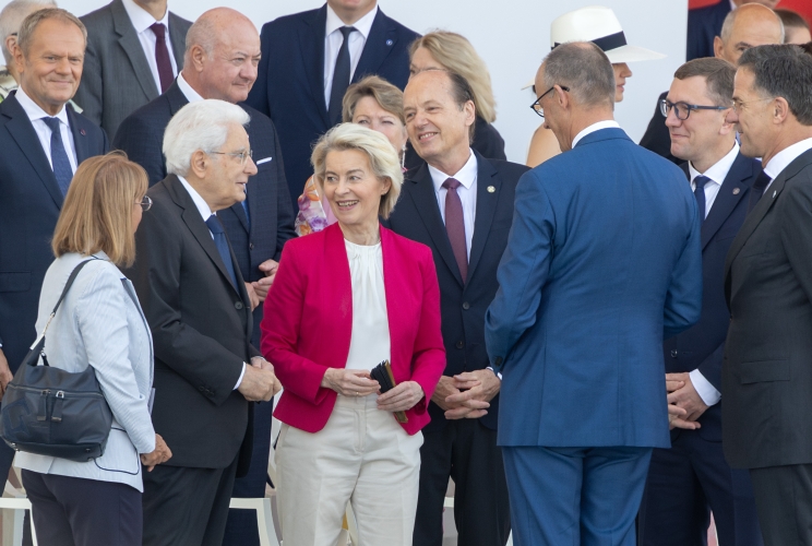 Il Presidente Sergio Mattarella assiste alla parata militare, in occasione della festa nazionale francese